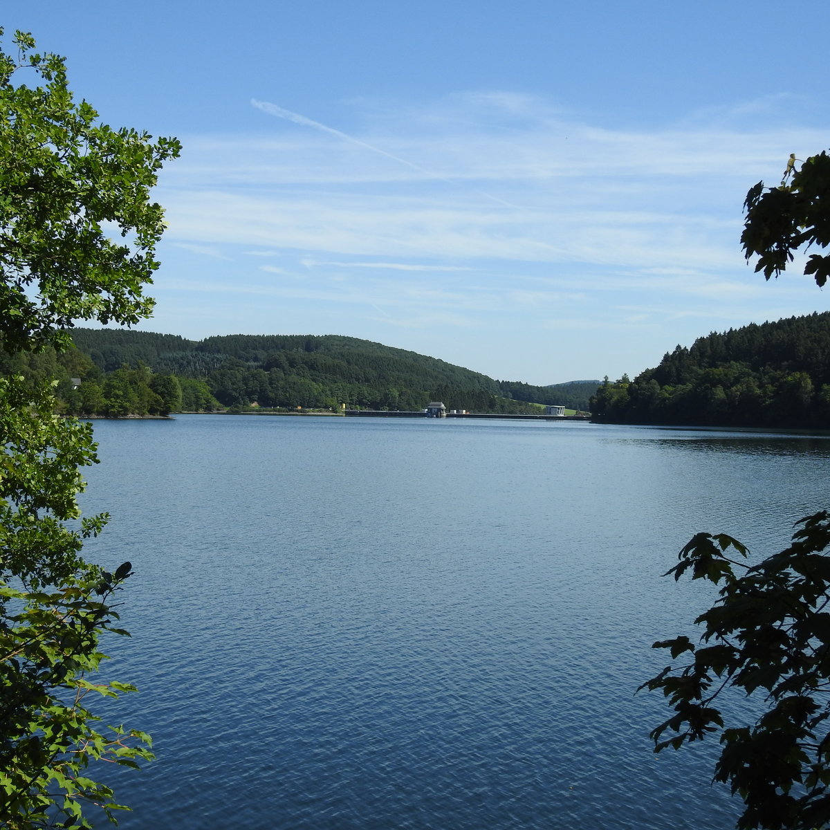 AN DER LISTERTALSPERRE/MÄRKISCHER KREIS
Was fast so aussieht wie ein westlicher Ausläufer des BIGGESEES,ist in Wirklichkeit ein 79 Hektar großer,4,5 km langer eigener Stausee bei ATTENDORN,
1909-12 errichtet und zu den ältesten Talsperren des Sauerlandes gehörend-
im Hintergrund die Staumauer,am 23.8.2017...