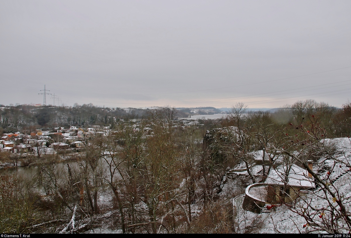 An diesem Freitagmorgen hatte es in Halle (Saale) und Umgebung geschneit, sodass eine leichte Schneeschicht die Landschaft bedeckte.
In der Ferne kann man bereits die Brachwitzer Alpen (offizieller Name) neben der Saale erkennen.
Aufgenommen von der Aussichtsplattform des BUND Umweltzentrum Franzigmark in Morl bei Halle (Saale).
[11.1.2019 | 11:24 Uhr]