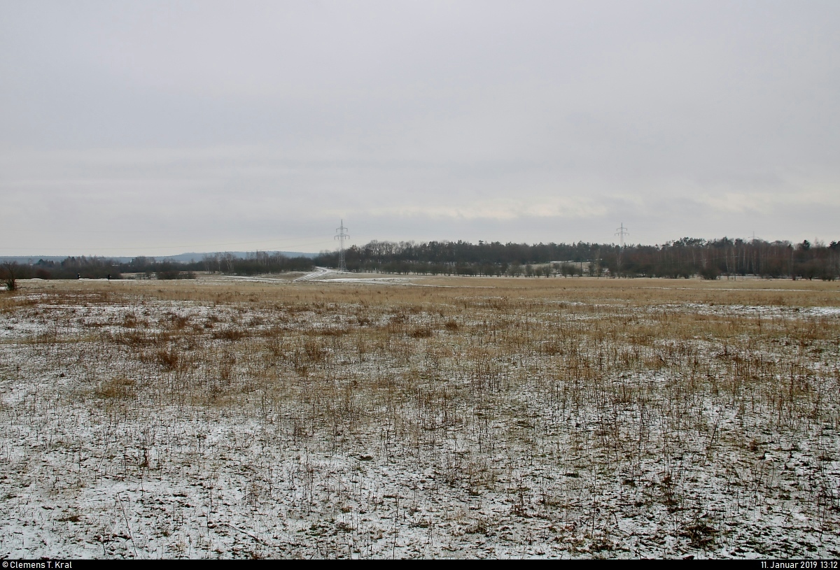 An diesem Freitagmorgen hatte es in Halle (Saale) und Umgebung geschneit, sodass eine leichte Schneeschicht die Landschaft bedeckte.
Hier ein Blick auf die Franzigmark in Morl bei Halle (Saale) bei Temperaturen um den Gefrierpunkt. Wie man sieht, ist schon ein Teil des Schnees geschmolzen.
[11.1.2019 | 13:12 Uhr]