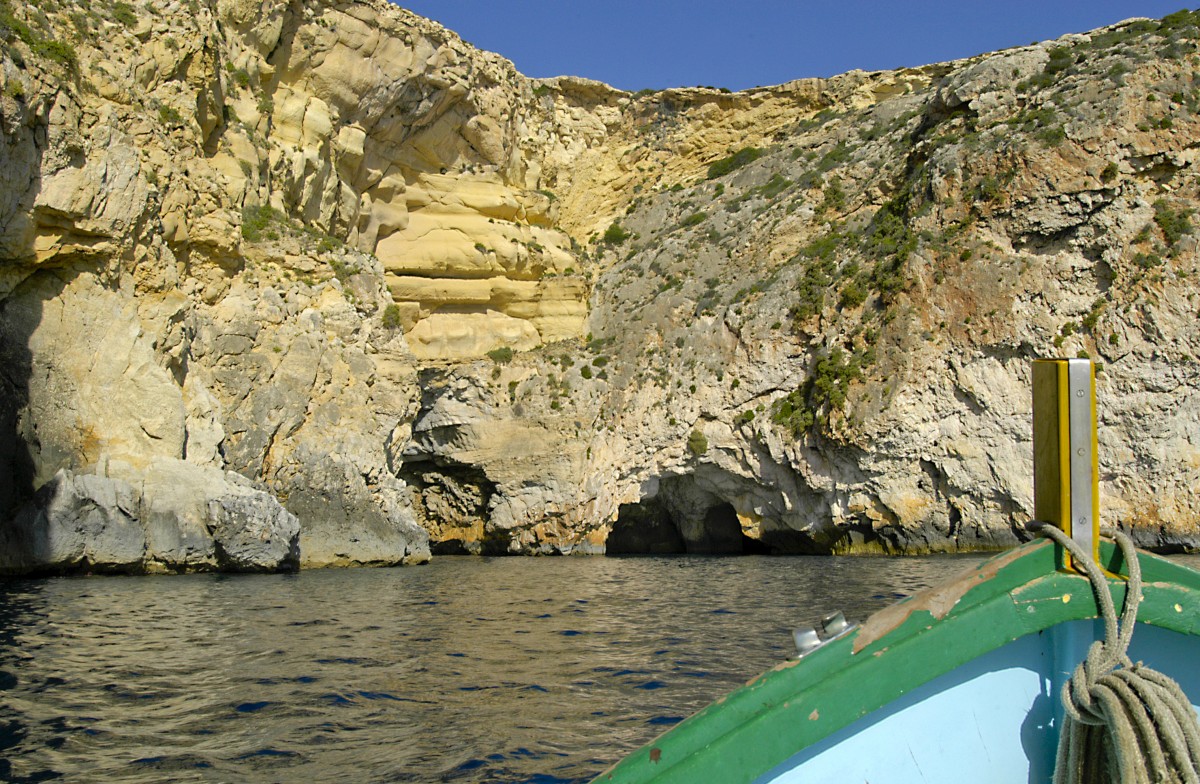 An einem steilen Küstenabschnitt bei der Blauen Grotte auf der Insel Malta. Die Grotte ist nur mit dem Boot zu erreichen. Aufnahme: Oktober 2006.