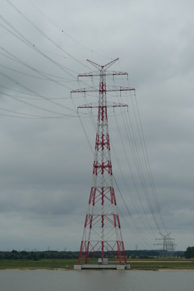 an der Elbe am 14.7.2019: Strommast am Nordufer der Strombrücke Lühesand, Foto von Bord der CAP SAN DIEGO /
