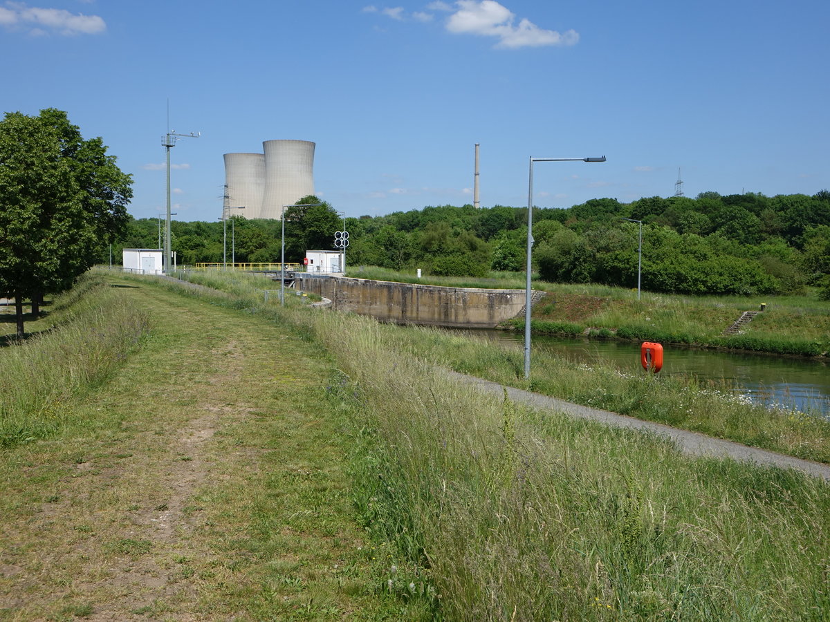 An der Schleuse Garstadt am Main, im Hintergrund die Kühltürme des AKW Grafenrheinfeld (27.05.2017)