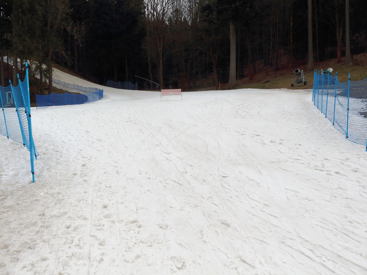 An der Seilbahn in Marienbad am 22. Februar 2020 mit Kunstschnee