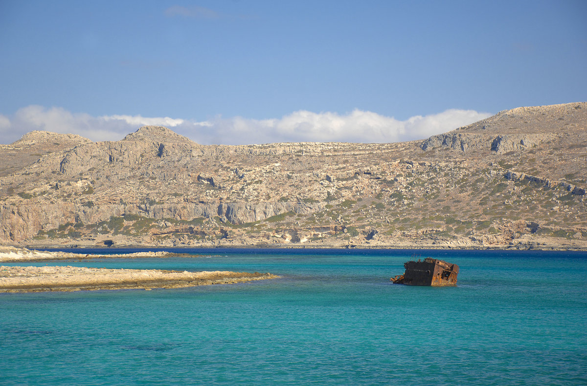An der Südküste der Insel Imres Gramvousa. Im Hintergrund ist die Nordküste Kretas zu sehen. Zwischen den beiden Buchten der Südküste liegt ein rostendes Schiffswrack auf Grund. Aufnahme: 20, Oktober