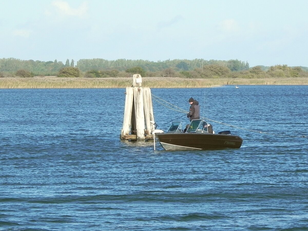 Angler im Bodden von Wittow auf der Insel Rügen MV am 02.10.22.