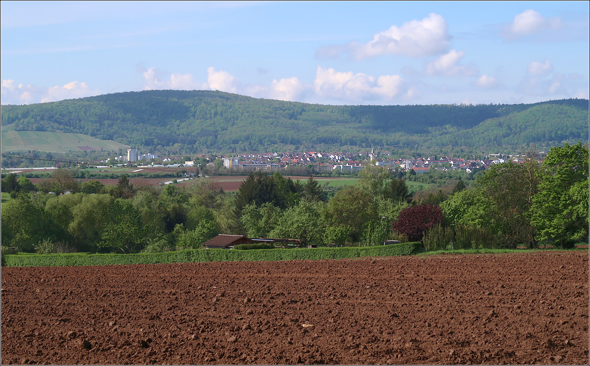 Ansicht von Rommelshausen -

Blick von der anderen (nördlichen) Seite des Remstales auf Kernen-Rommelshausen. Die bewaldete Erhebung links ist der 513 m hohe Kernen, der der Gemeinde den Namen gibt. Er ist Teil des Schurwaldes.Im Vergleich zum anderen Bild fast wirkt es so fast ländlich.

Aufgenommen zwischen Waiblingen Korber Höhe und Waiblingen Beinstein, 13.05.2021 (M)