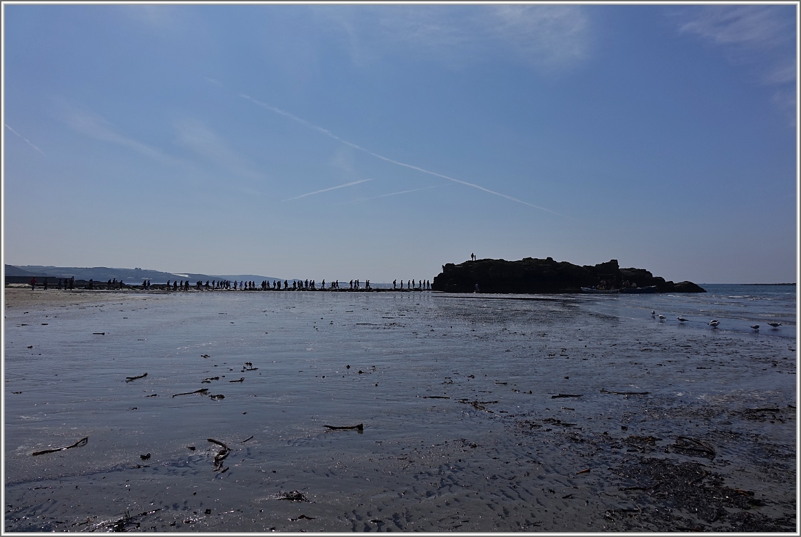 Anstehen für die Abfahrt mit den Booten von Marazion nach St. Michael's Mont.
Dieser Transfer findet nur bei Flut statt, bei Ebbe kann man gemütlich zu Fuss hinüber laufen.
(18.05.2014)