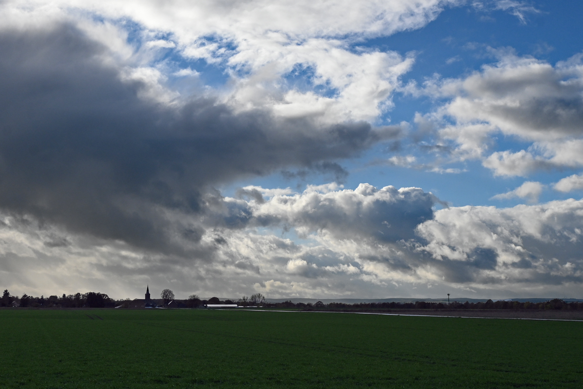 Aprilwetter mit Sonne, Wolken, Sturm und Regen, Ende November 2023 in der Eifel. 