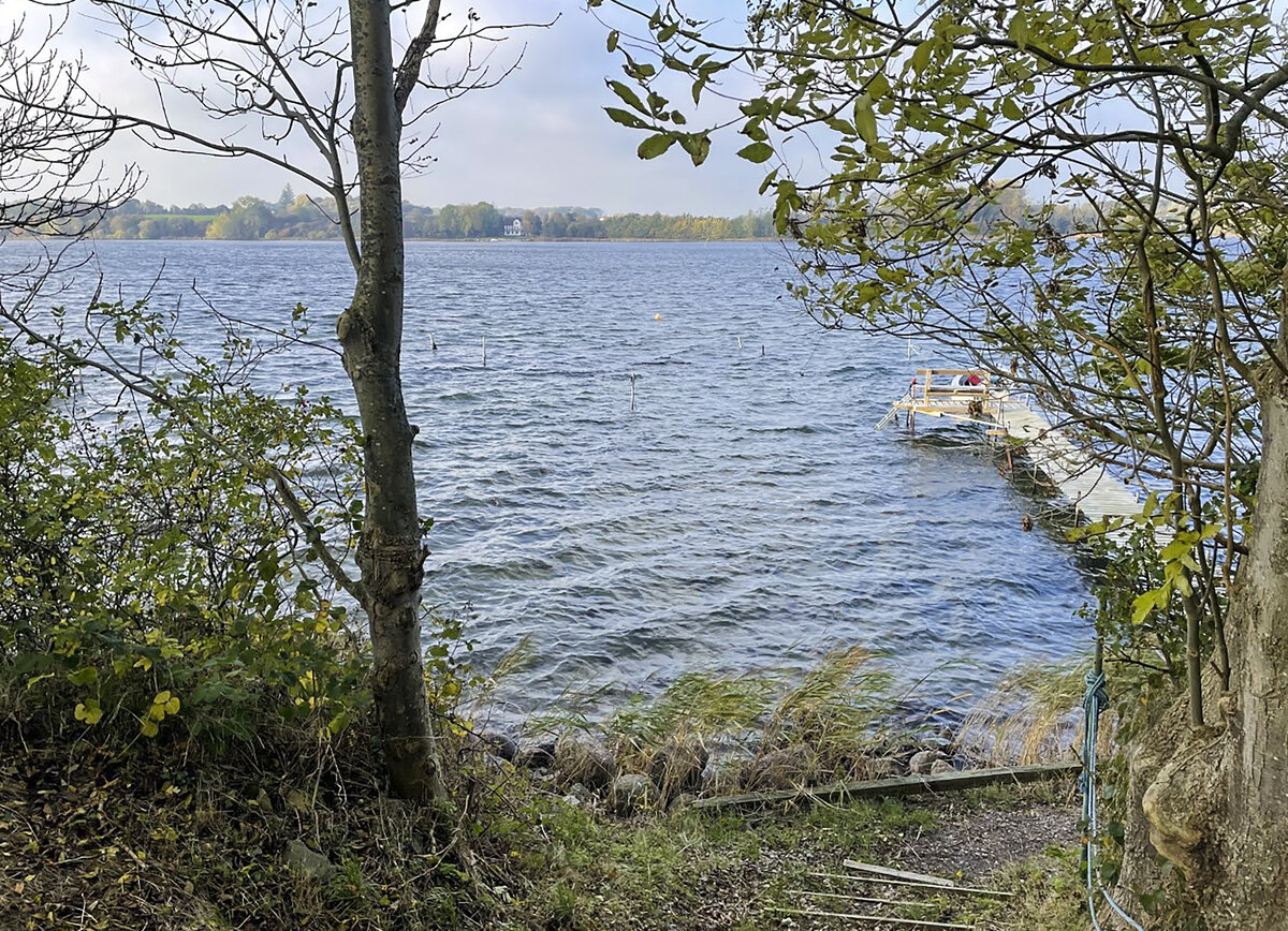 Arnkil auf Kær Hoved nördlich von Sonderburg (Sønderborg) auf der Insel Alsen. Am 29. Juni um 02:00 begannen etwa 2500 preußische Soldaten mit kleinen Booten die Überquerung des Alsensund. Um 02:15 landeten die ersten Truppen in Arnkil und konnten unter schweren Bombardement die dänischen Stellungen einnehmen. Von hier aus konnte eine Pontonbrücke gebaut werden, um mehr Soldaten das Überqueren zu ermöglichen. Nach einem Gefecht konnten nach kurzer Zeit auch Sonderburg und Kær erobert werden.Aufnahme: 27. Oktober 2021.