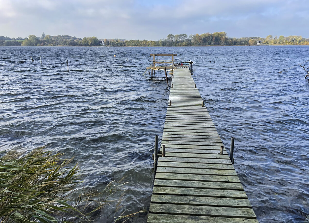 Arnkil nördlich von Sonderburg (Sønderborg) auf der Insel Alsen. Hier begann am 29. Juni 1864 die Schlacht um Alsen zwischen den Königreichen Dänemark und Preußen. Aufnahme: 27. Oktober 2021.