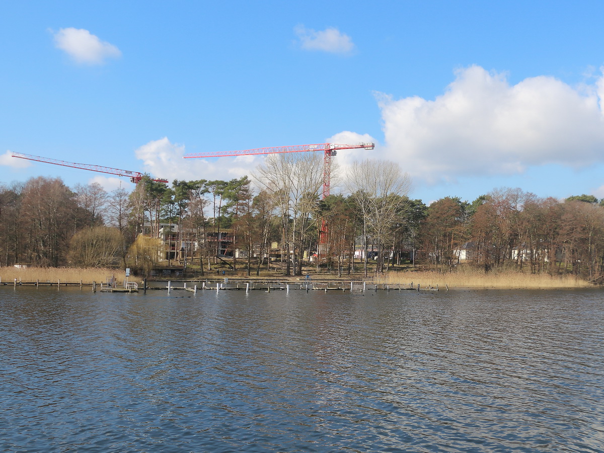 Auch bei einer Rundfahrt auf dem Scharmützelsee sind Bauarbeiten zu beobachten. Hier am 05. März 2022.