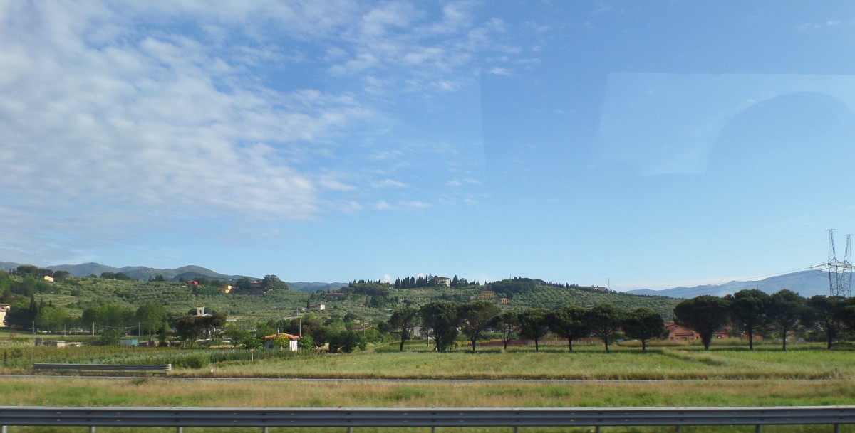 auf der Autobahn Pisa - Florenz: typische Toskanische Landschaft, Foto aus dem fahrenden Bus am 20.5.2014
