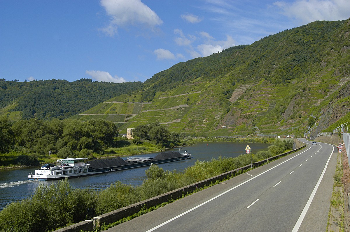 Auf der B 49 bei Brehm (Mosel). Aufnahme: Juli 2007.