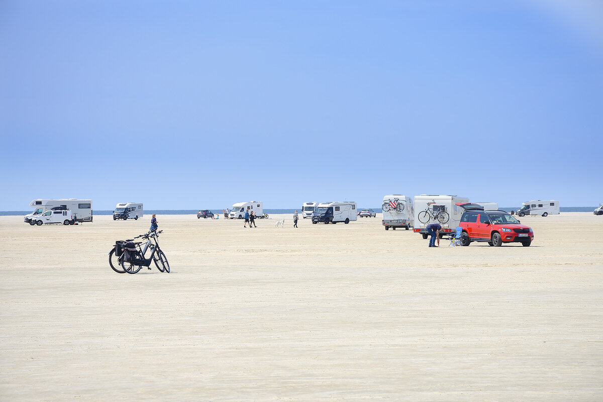 Auf der dänischen Nordseeinsel Rømø (dänisch Rømø) ist es erlaubt, mit dem Auto auf die sehr breiten Sandstrände zu fahren.
Aufnahme: 19. Mai 2025.