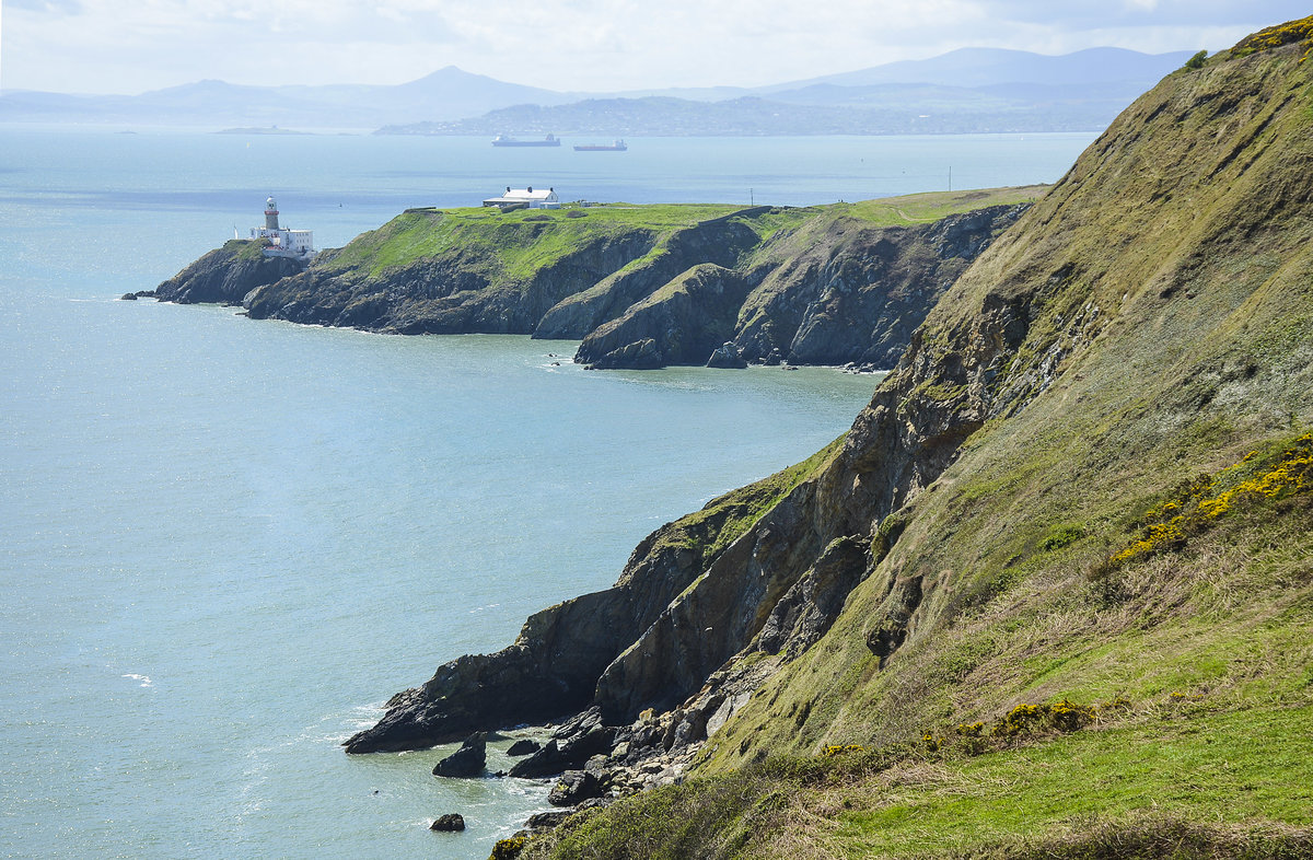 Auf dem Cliff Walk von Howth - Insbesondere die Sicht zum Bailey's Lighthouse ist wunderschön - ab und zu kommt sogar eine Fähre oder ein Containerschiff vorbei, das in den Hafen von Dublin fährt.
Aufnahme: 12. Mai 2018.