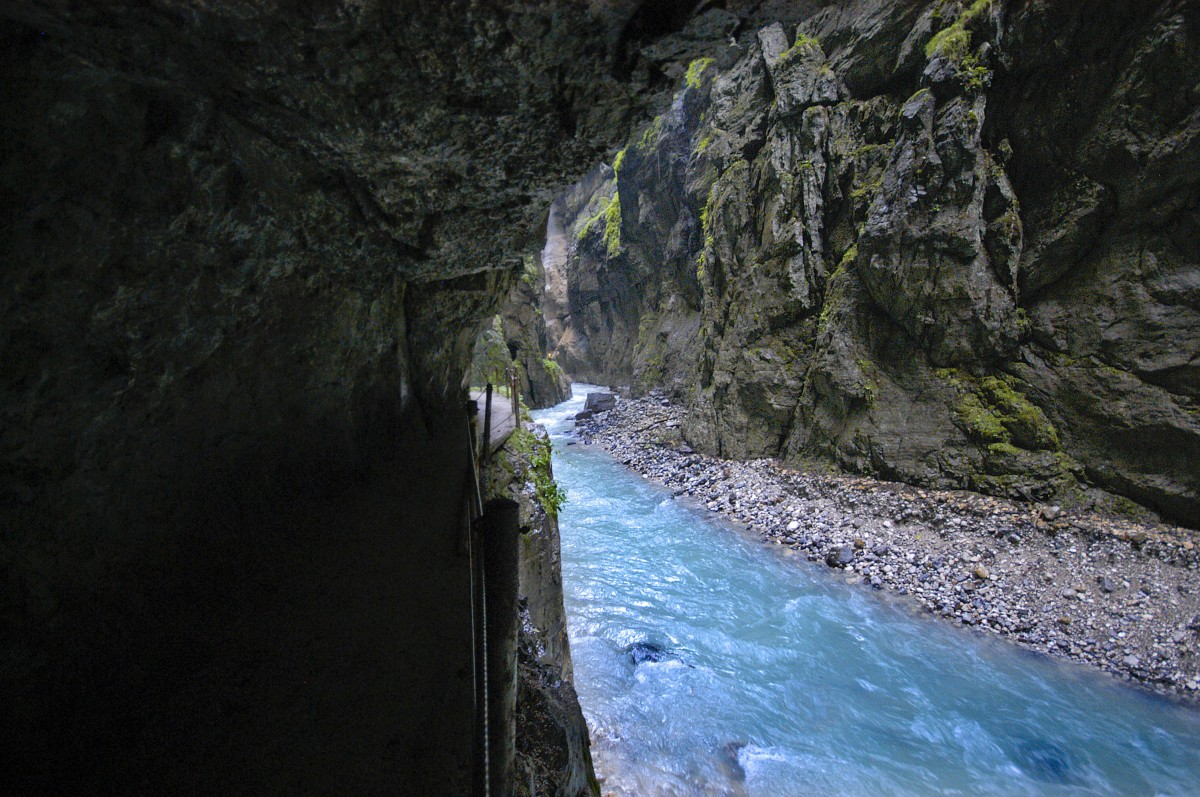 Auf dem Gehweg in der Partnachklamm bei Garmisch-Partenkirchen. Aufnahme: Juli 2008.