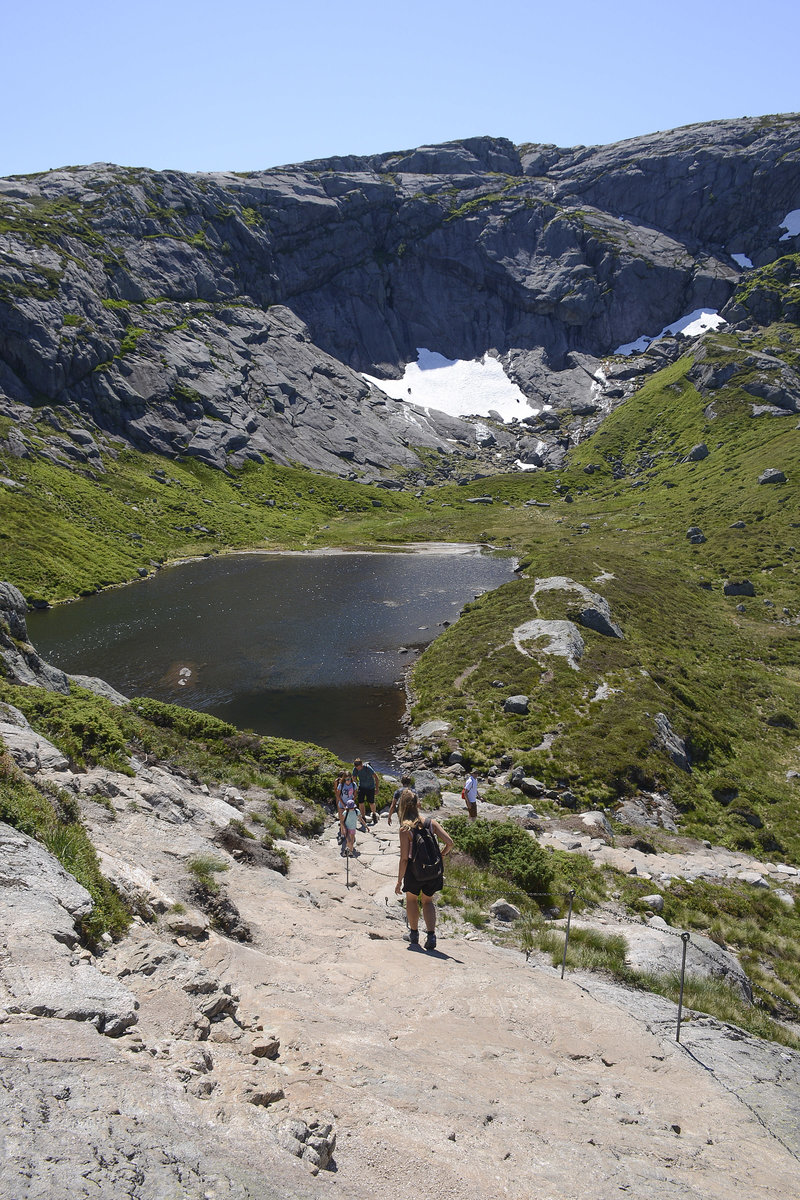 Auf dem Wanderweg zu Kjeragbolten in Norwegen. Kjerag oder Kiragg ist ein Felsplateau in der Kommune Forsand (Fylke Rogaland) am Lysefjord. Aufnahme: 3. Juli 2018.