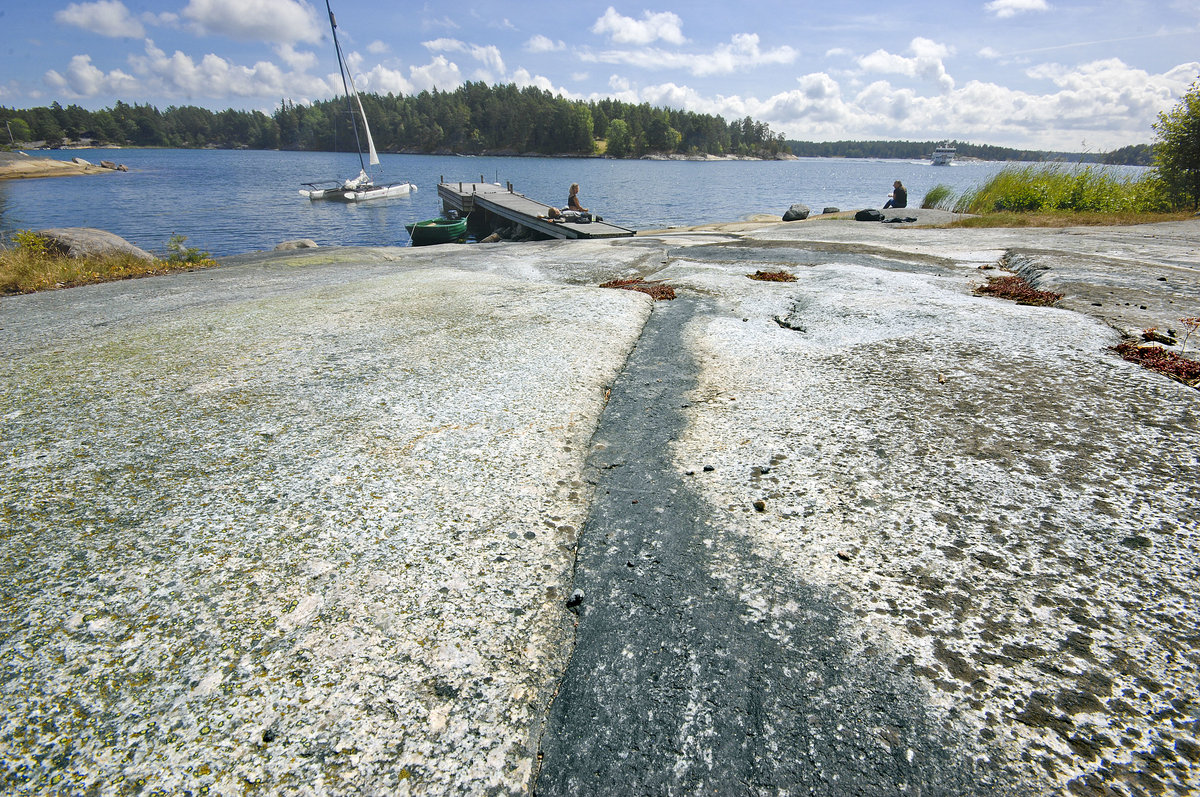 Auf der Insel Svartsö im Stockholmer Schärenhof. Schären heißen auf schwedisch skär und beschreiben eine Klippe, die aus dem Wasser schaut. Dies kann auch eine kleinere Klippeninsel oder aber eine felsige Insel im Meer sein. 
Aufnahme: 26. Juli 2017.