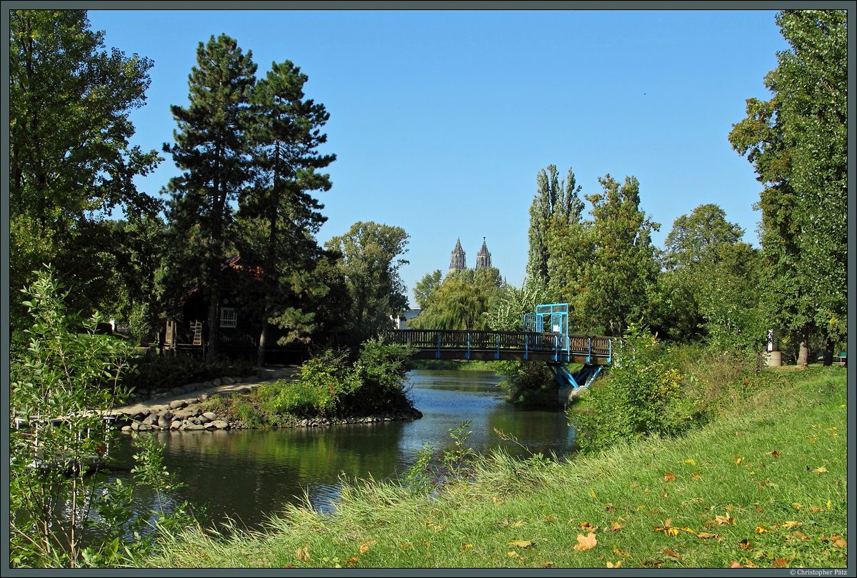 Auf einer kleinen Insel im Adolf-Mittag-See befindet sich ein Bootsverleih. Im Hintergrund der Magdeburger Dom. (Rotehornpark Magdeburg, 03.10.2013)