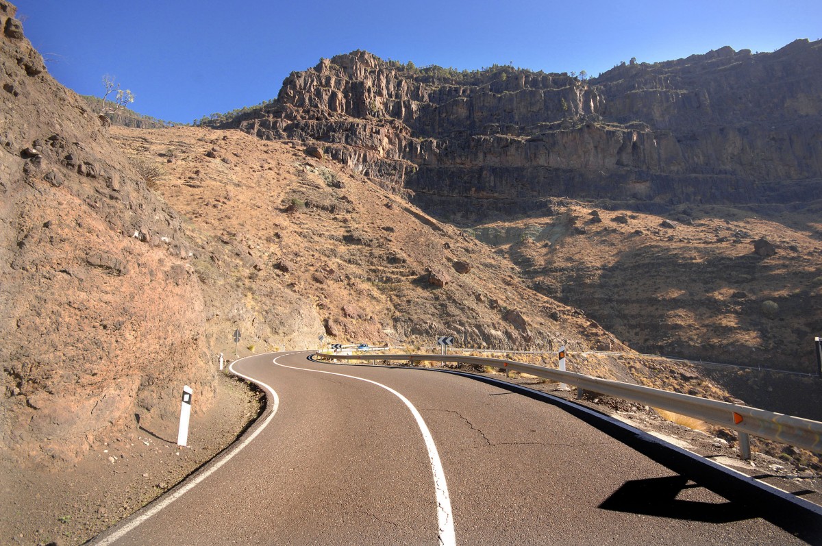 Auf der Landesstraße GC-200 zwischen El Hoyo und Mogán - Gran Canaria. Aufnahme: Oktober 2009.