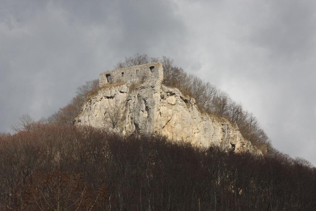 Auf der Spitze des Rosenstein bei Heubach stehen noch die Reste einer alten Burgruine. Am 27.03.2015 schien durch ein Wolkenloch gerade die Sonne darauf.