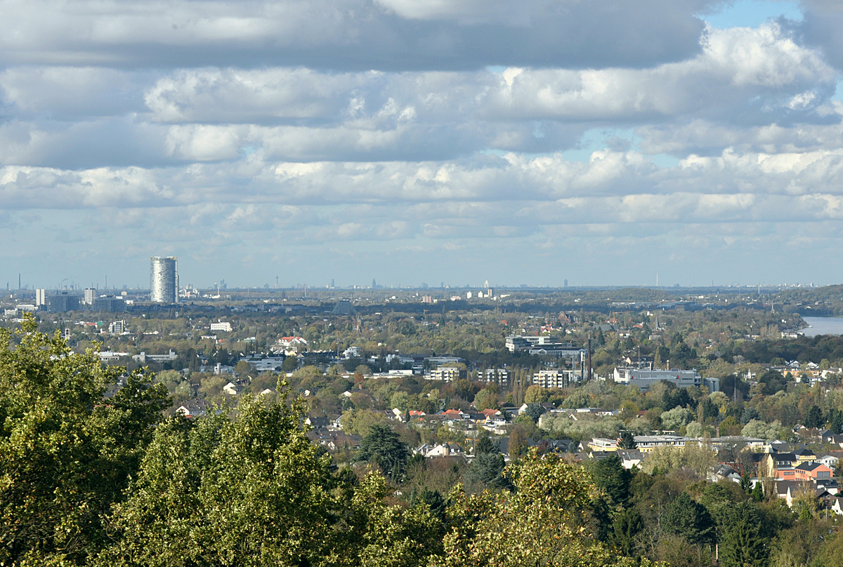 Aufnahmestandort Rolandsbogen. Vorne Bad Godesberg, dann Bonn (mit Telkom-Tower), die Kölner Bucht mit Rhein und im Hintergrund Köln. Der Dom ist in Bildmitte hinten zu erkennen. Entfernung vom Aufnahmestandort ca. 40 km. 30.10.2013