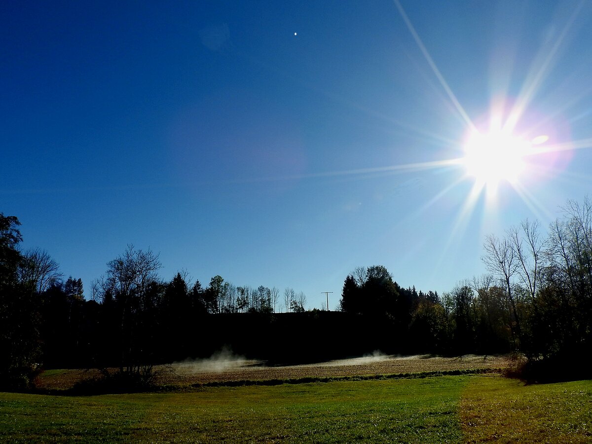 aufsteigende Nebelschwaden in der Vormittagsonne im Bereich der Ober-,Niederbayerischen Grenze; 231104