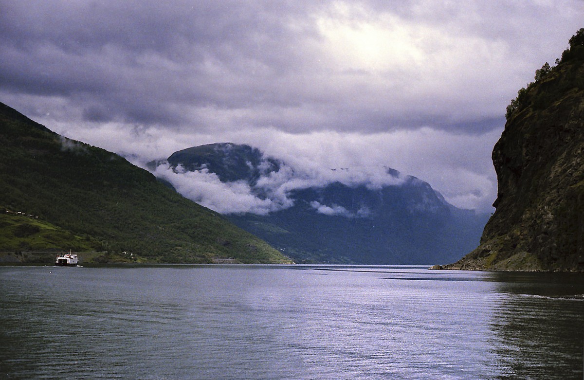 Aurlandsfjorden bei Flåm in Sogn/Norwegen. Aufnahme: Juli 1985 (digitalisiertes Negativfoto).