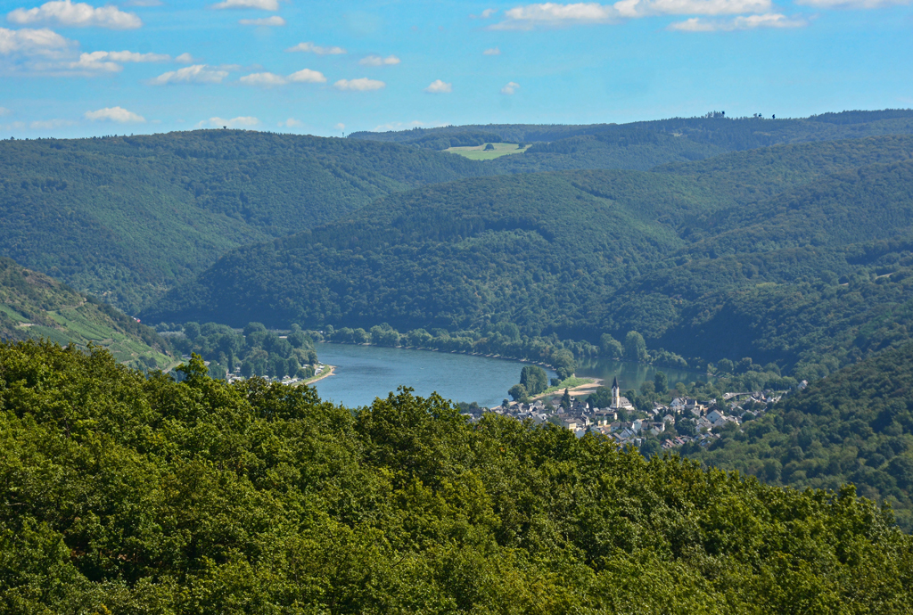 Ausblick vom 261 m ü.N. gelegenen  Vierseenblick  auf den Ort Osterspai am Rhein (vormals Osterspey), ca. 70 m ü.N, im Rhein-Lahn-Kreis. 23.08.2016