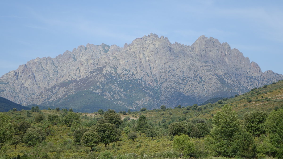 Ausblick auf das Bergmassiv Punta de Castelli, 2180 Meter hoch, Südkorsika (21.06.2019)