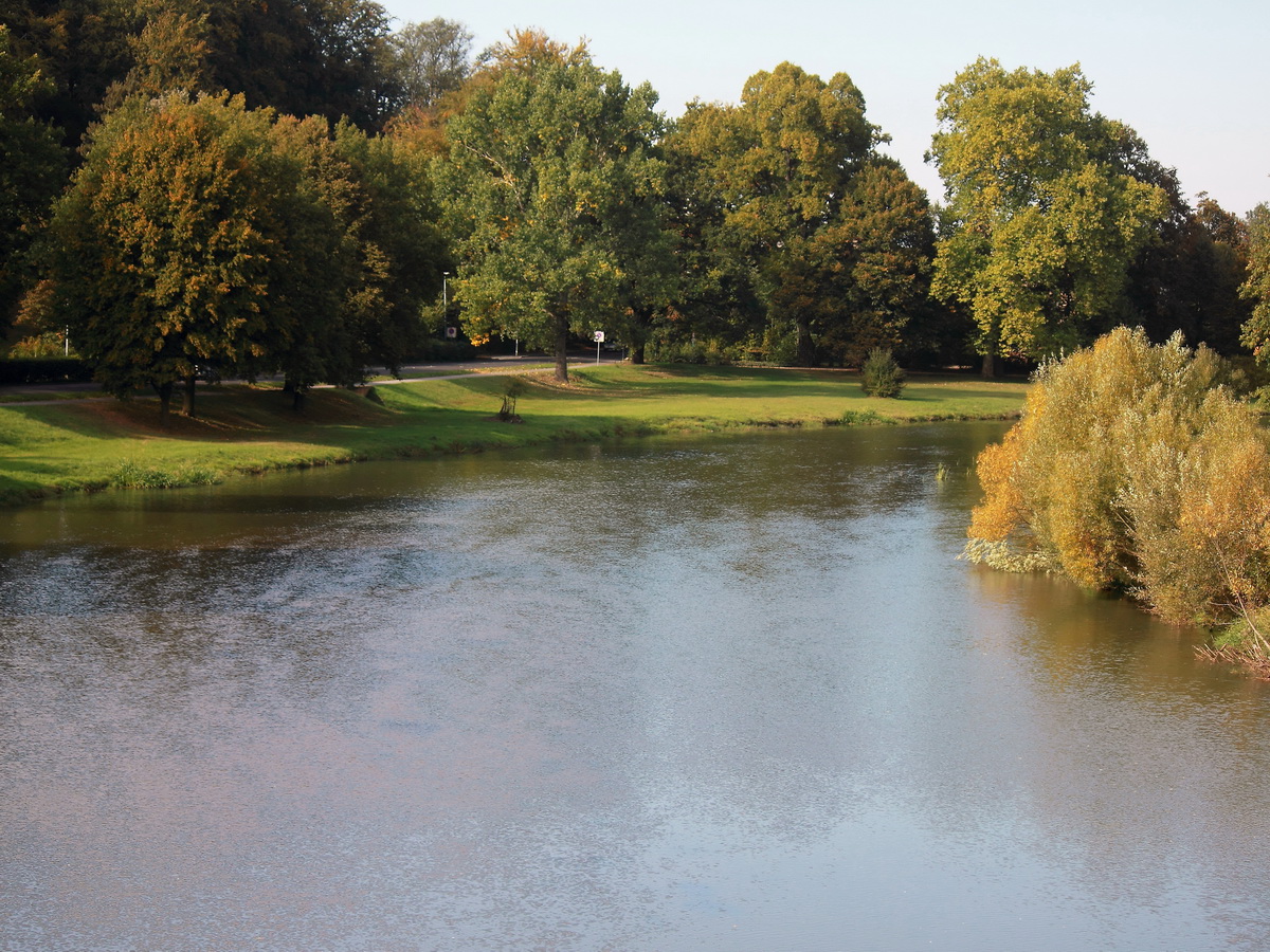 Ausblick auf die Lausitzer Neiße in Richtung Süden gesehen  von der alten Eisenbahnbrücke am Ortseingang von Bad Muskau am 03. Oktober 2015.