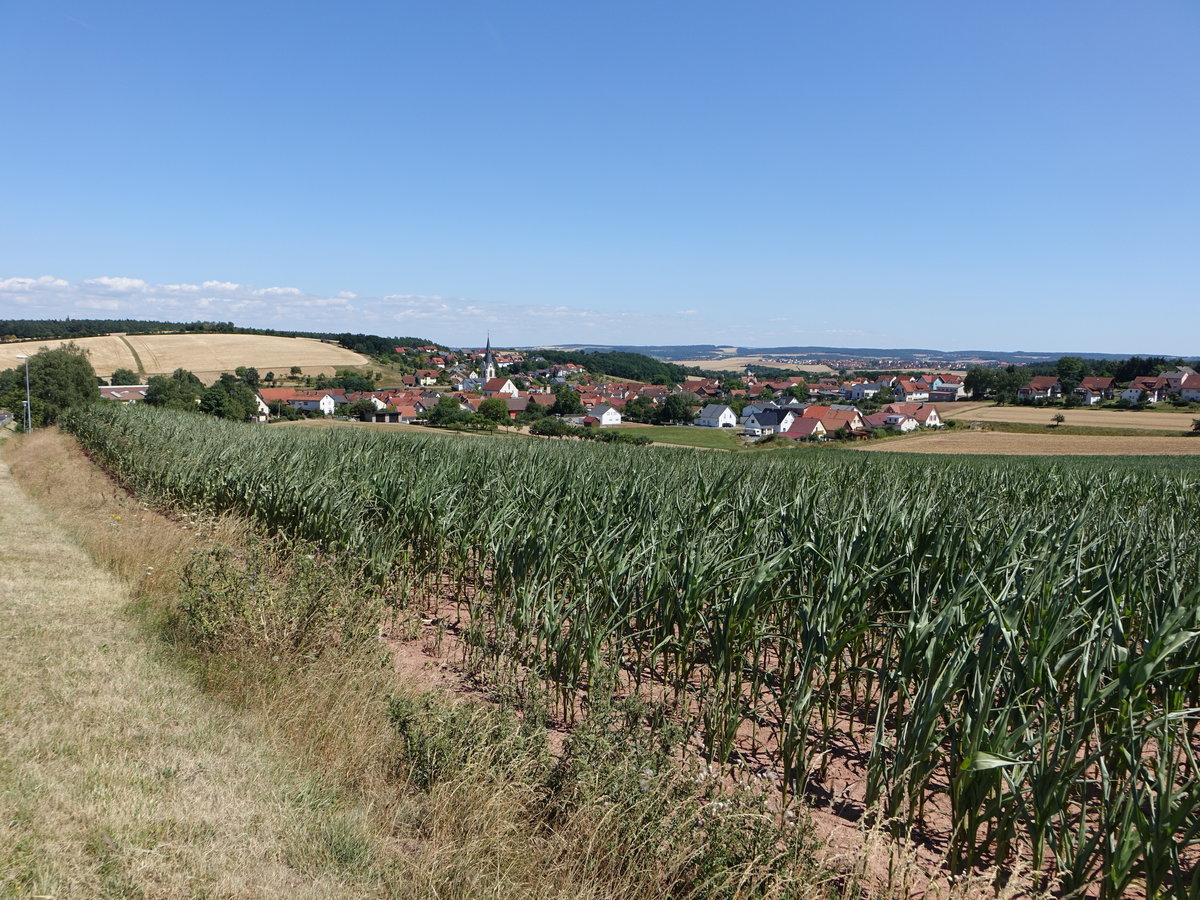 Ausblick auf den Ort Burgwallbach im Salzforst, einem Waldgebiet im Naturpark Bayerische Rhön (08.07.2018)