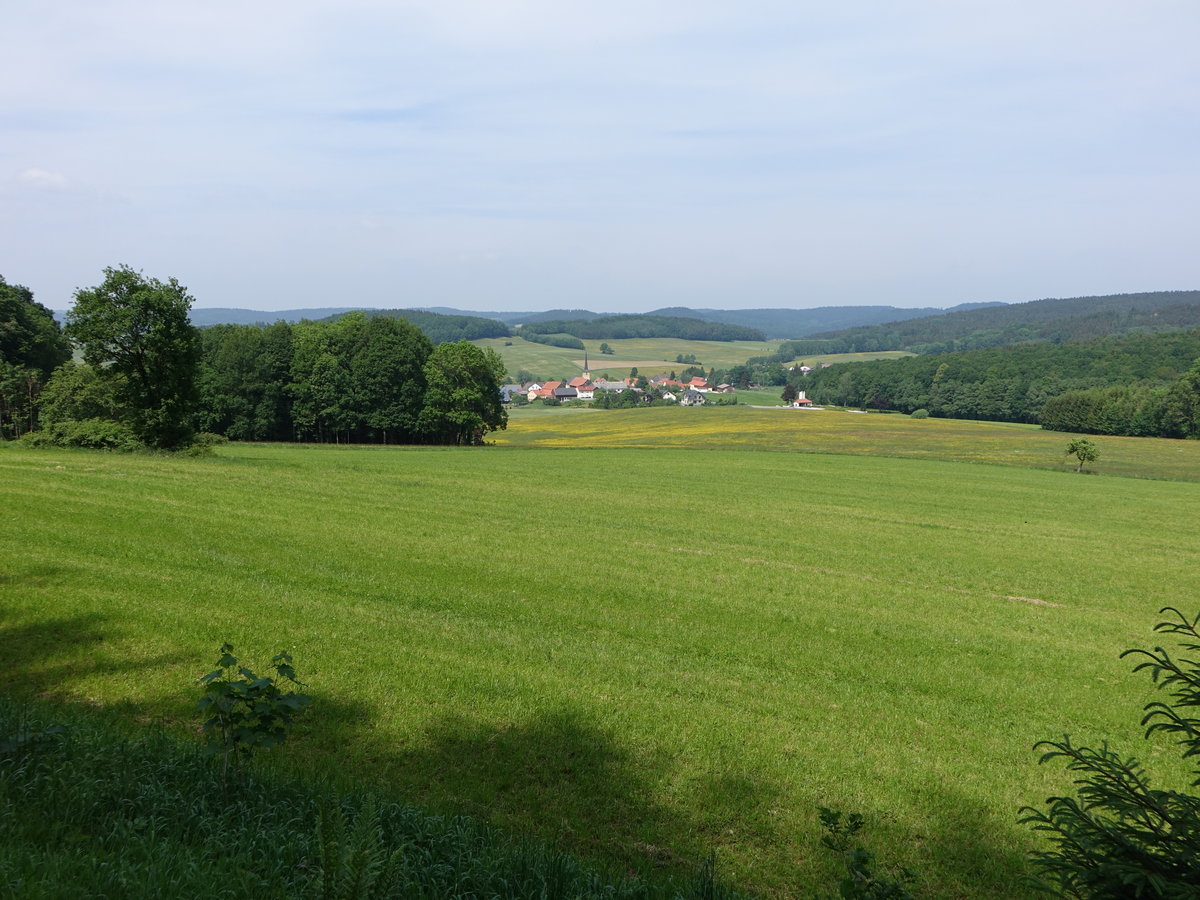 Ausblick auf Poppendorf im Ahorntal im Naturpark Fränkische Schweiz, Kreis Bayreuth (19.05.2018)