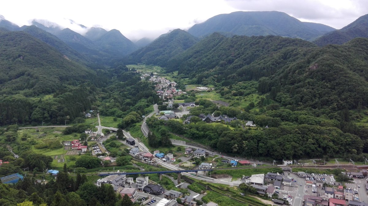 Ausblick auf das Tal un Bergpanorama vom Aussichtspunkt der Tempelanlage in Yamadera in Japan. Foto vom 05.07.2019.