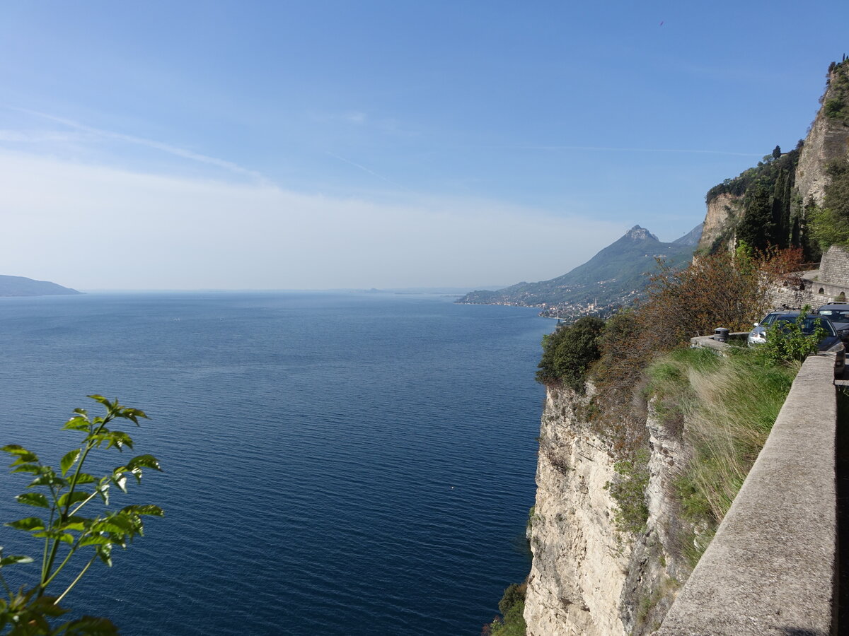 Ausblick auf das Westufer des Gardasee von der Straße 45 (13.04.2024)