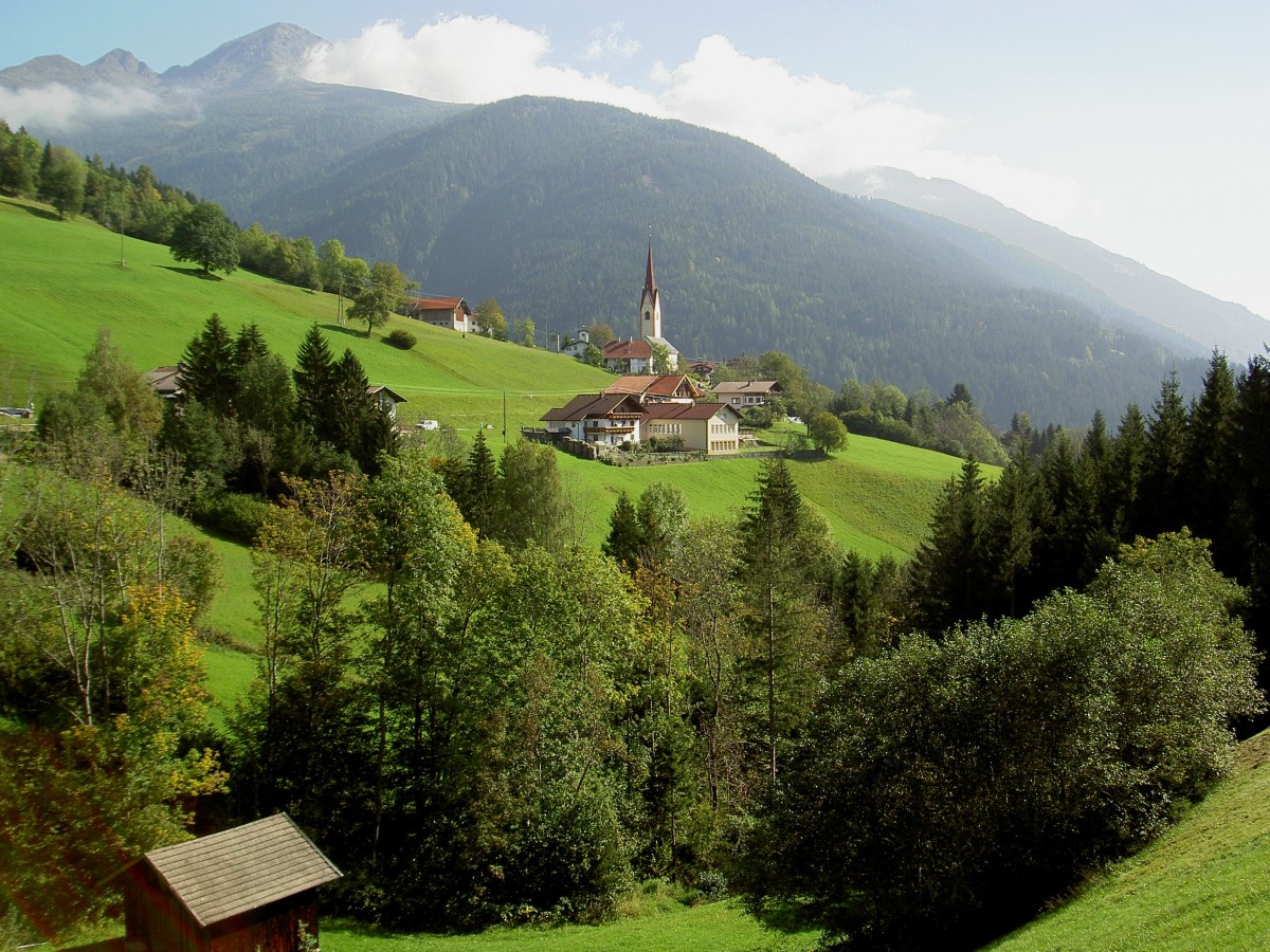 Ausblick auf Zwickenberg im oberen Drautal mit St. Leonhard Kirche (19.09.2014)