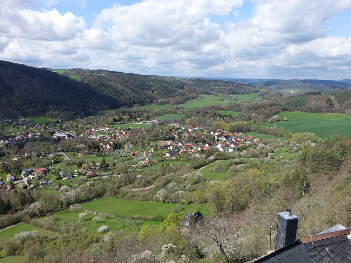 Ausblick von der Burg Blankenburg auf die Stadt Bad Blankenburg am Nordrand des Thüringer Schiefergebirges (23.04.2023)