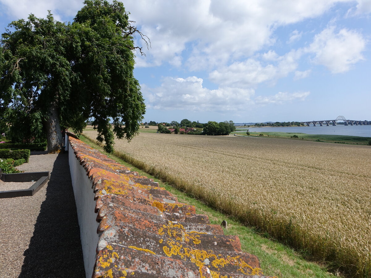 Ausblick vom Kirchberg Kalvehave auf die Brücke zur Insel Møn (19.07.2021)