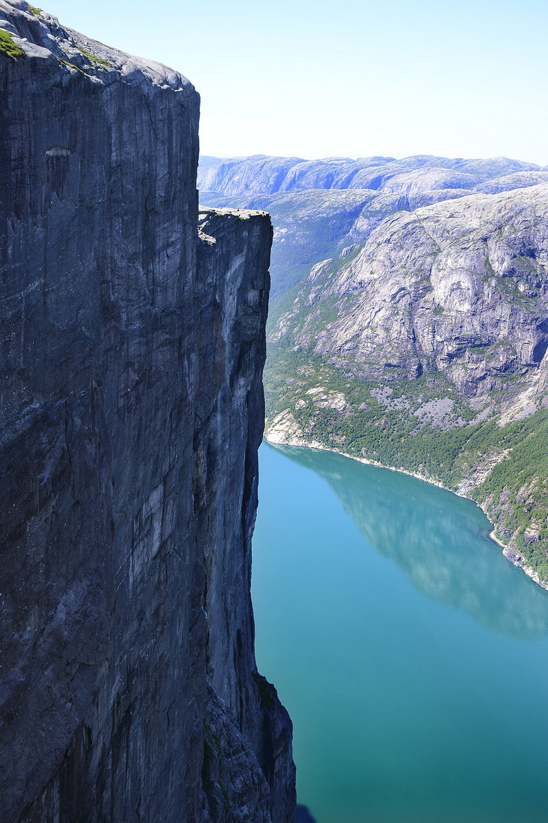 Ausblick vom Kjeragbolten auf den Lysefjord  in der norwegischen Kommune Forsand (Fylke Rogaland).
Aufnahme: 3. Juli 2018.