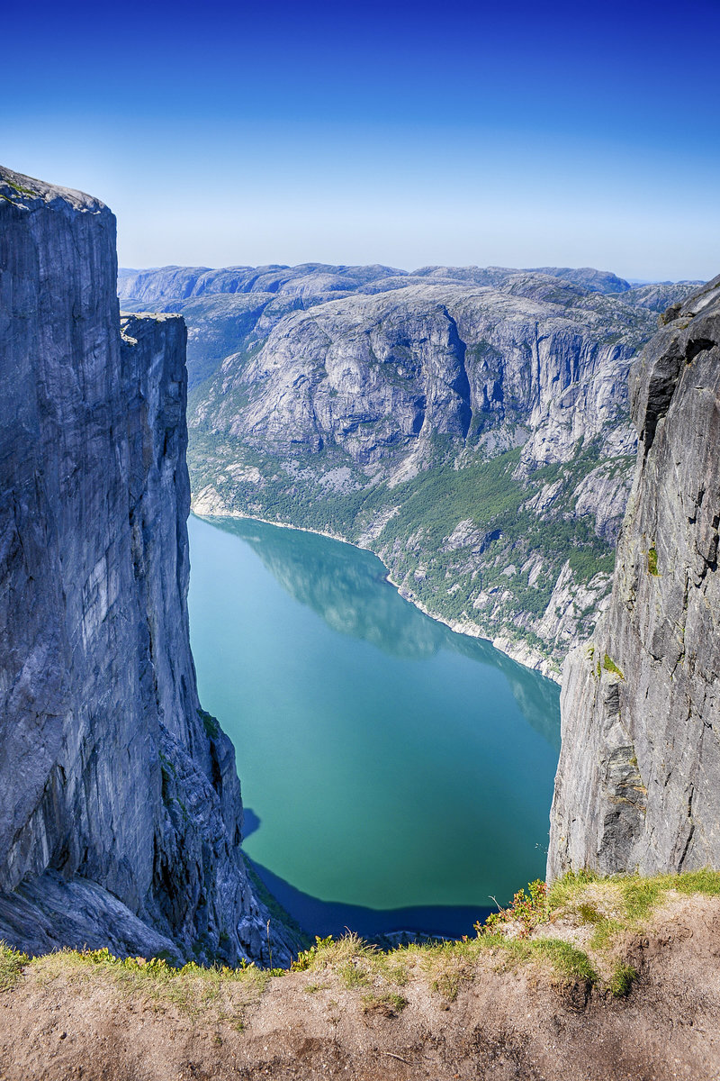 Ausblick vom Kjeragbolten auf den Lysefjord im südwestlichen Norwegen (Rogaland). Aufnahme: 3. Juli 2018.