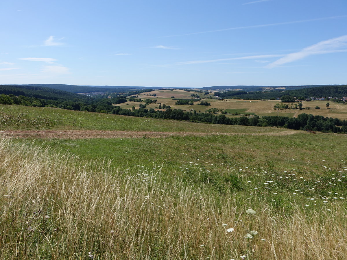 Ausblick vom Kreuzberg (450M)auf die Gemeinde Waldberg, Lkr. Rhön-Grabfeld (08.07.2018)