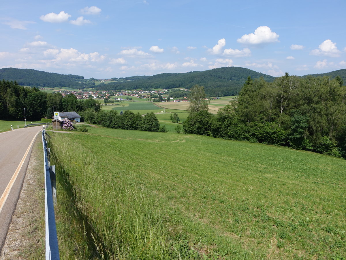 Ausblick von der Staatsstraße 2146 auf den Ort Balbersdorf, Oberpfalz (03.06.2017)