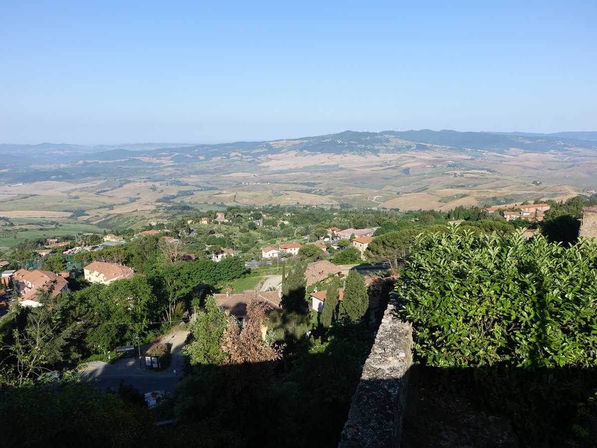 Ausblick von der Stadtmauer von Volterra auf das Val di Cecina (18.06.2019)