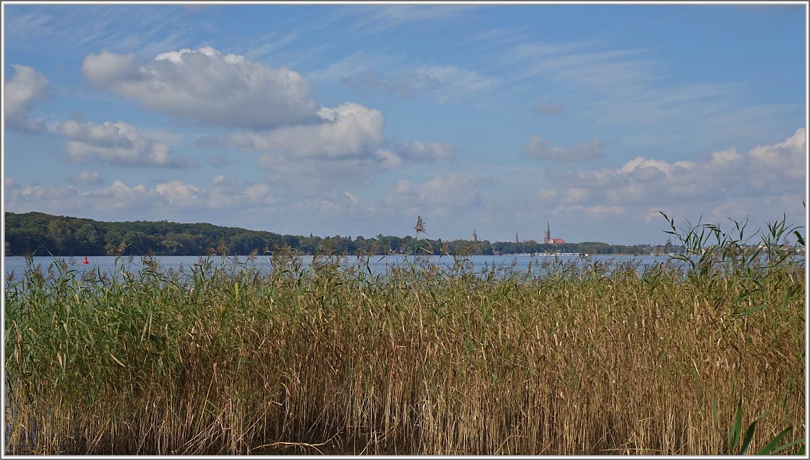 Ausblick von Zippendorf über den Schweriner See und auf Schwerin.
(22.09.2017)