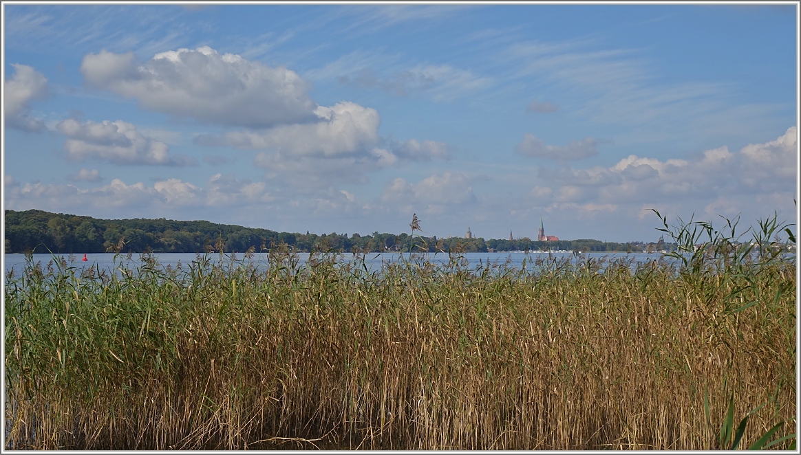 Ausblick von Zippendorf über den Schweriner See und auf Schwerin.
(22.09.2017)