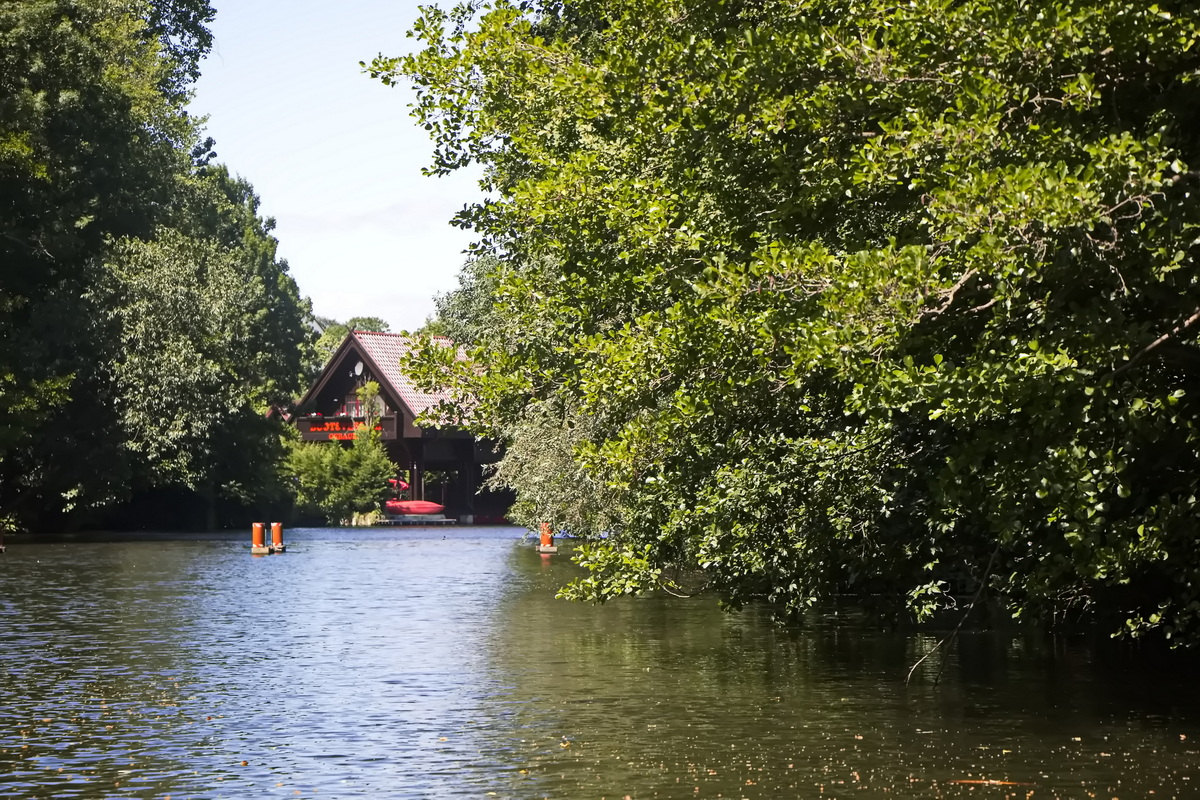 Ausfahrt von der Anlegestelle für Kahnfahrten im Spreewald bei Lübben am 19. Juni 2025.