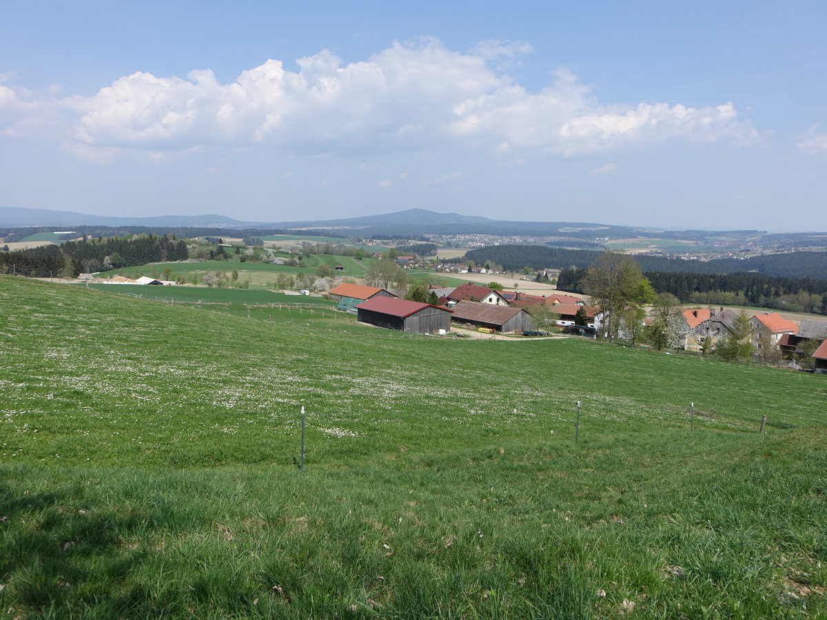 Aussicht vom Armesberg auf die Ortschaft Zinst im Fichtelgebirge (22.04.2018)