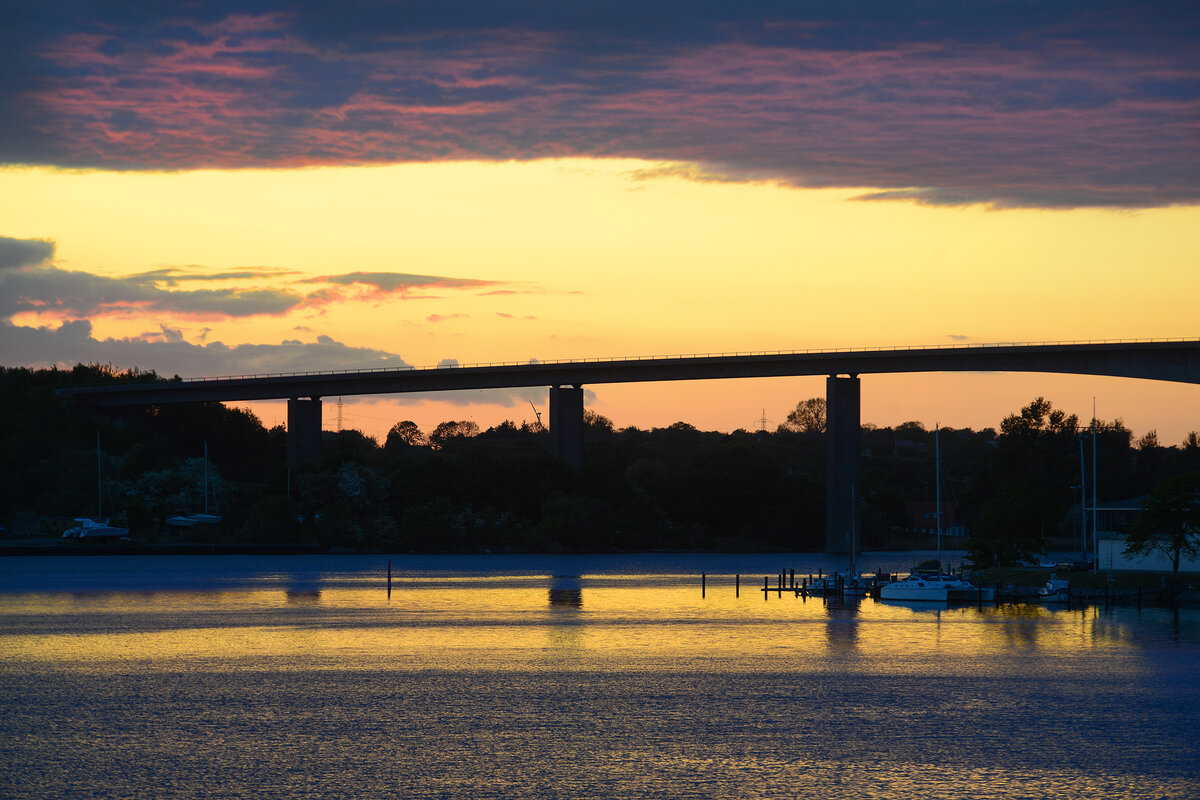 Aussicht auf den Alssund in Sonderburg (Sønderborg) in nördlicher Richtung. Die Brücke, die über den Sund führt, heißt Alssundbrücke und verbindet Sundewitt (Sundeved) mit der Insel Alsen.- Aufnahme: 17. Mai 2025.