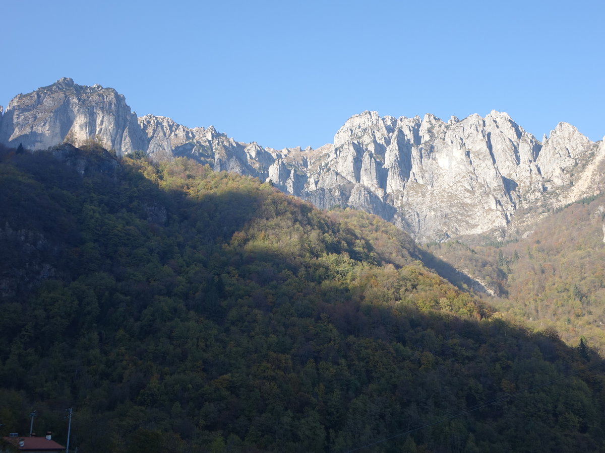 Aussicht auf das Bergmassiv Cimon del Soglio Rosso 2040M. bei St. Antonio (27.10.2017)