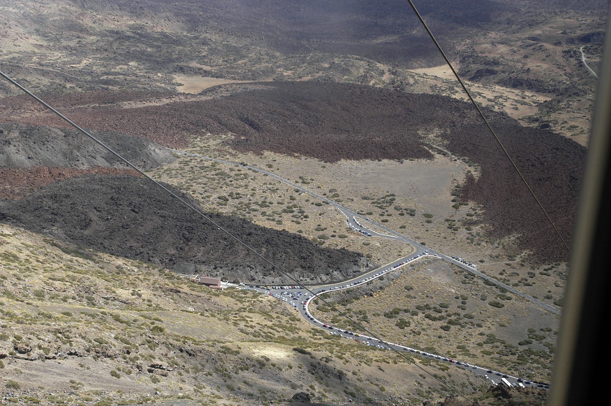 Aussicht auf Carretera del Teide von der Kabelbahn zum Teide-Gipel. Aufnahme: Oktober 2008.